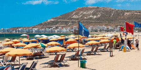 عصابة "الباراسولات" و"الباركينݣات" العشوائية تثير غضب مرتادي شواطئ أكادير الكبير