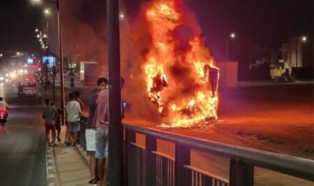 حريق يحول شاحنة مركونة بالشارع العام إلى هيكل حديدي