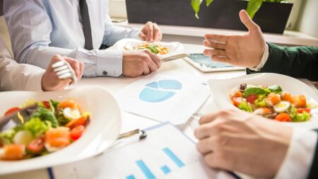 عشاء عمل يجمع عددا من الأعيان و المنتخبين بتزنيت، عشية مغادرة مستثمر المدينة و كله أسى على واقع البيروقراطية المقيت.