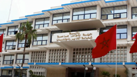 أكادير : تجار ومهنيون يشكون كساد تجارتهم بسبب غلق الممر المؤدي إلى محلاتهم، ويلتمسون من الوالي التدخل