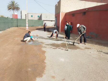 اشتوكة : مواطنون يقومون بإعادة تهيئة طريق حيوية خدمة للصالح العام
