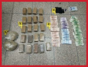 الإتجار في المخدرات يقود فرقة مكافحة العصابات لتوقيف ثلاثة أشخاص و بحوزتهم ممنوعات و مبلغ مالي مهم. 8 254e9b4f d32b 46e4 b51c 132bbd3e8d2e