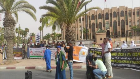 رافضو “منتزه الأطلس” ينقلون احتجاجاتهم إلى تزنيت. رافضو "منتزه الأطلس" ينقلون احتجاجاتهم إلى تزنيت.