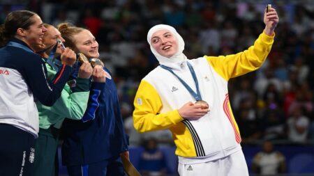 سارة المغربية، أول فتاة مسلمة محجبة في تاريخ أوروبا تفوز بميدالية أولمبية.