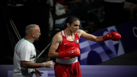 اللجنة الأولمبية الدولية تدخل على خط قضية الملاكمة الجزائرية “ثنائية الجنس” إيمان خليف المثيرة للجدل، و تصدر بلاغا في الموضوع. اللجنة الأولمبية الدولية تدخل على خط قضية الملاكمة الجزائرية "ثنائية الجنس" إيمان خليف المثيرة للجدل، و تصدر بلاغا في الموضوع.
