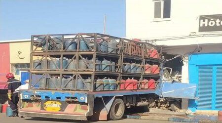 شاحنة لنقل "البوطا" تقتحم فندقا بسيدي إفني. (+صورة)