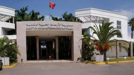 مديرية الأرصاد الجوية توضح بخصوص العواصف الرعدية والأمطار الطوفانية في الأقاليم الجنوبية