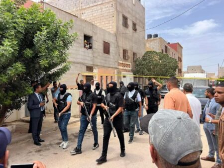 الأمن يعيد تمثيل جريمة قــ..ــتل سيدة في حي العودة بالعيون