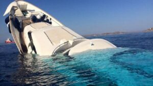 نجاة أسرة من موت محقق إثر إنقلاب مفاجئ لقارب ترفيهي. 8 IMG 56445