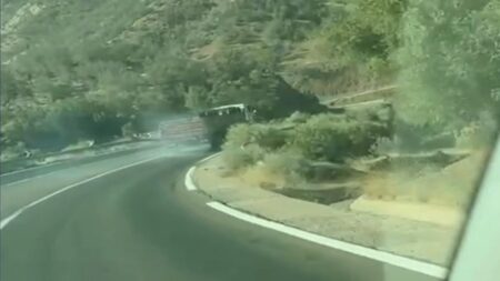بالفيديو : إنقلاب شاحنة محملة بأطنان من الحديد في الطريق الوطنية الرابطة بين أكادير مراكش.