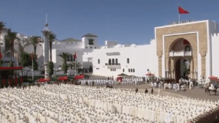 حضور وجوه غير معروفة باشتوكة أيت باها بحفل الولاء يثير تساؤلات عديدة بعد غياب برلمانيين بارزين بالإقليم.