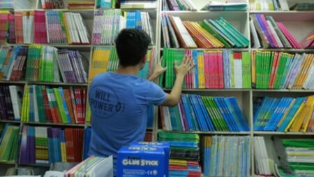 اختفاء كتب مدرسية من المكتبات يثير قلق العديد من الأسر قبيل انطلاق الدخول المدرسي الجديد