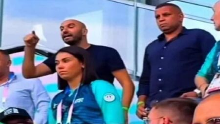 إشراف الركراكي على المنتخب الأولمبي، مشهد يثير غضب الجماهير.