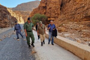 طاطا : والي جهة سوس ماسة من قلب الفيضانات، يعطي تعليماته لمساعدة للساكنة، وفك العزلة عن المناطق المتضررة.