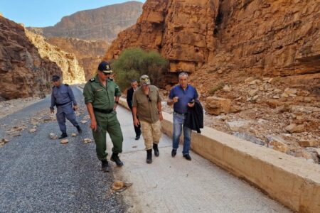 طاطا : والي جهة سوس ماسة من قلب الفيضانات، يعطي تعليماته لمساعدة للساكنة، وفك العزلة عن المناطق المتضررة.
