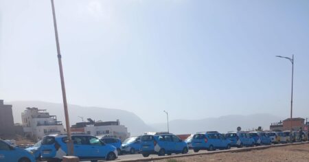 أكادير الكبير: سائقو سيارات الأجرة يحتجون بإمسوان بعد منعهم من نقل الزبناء