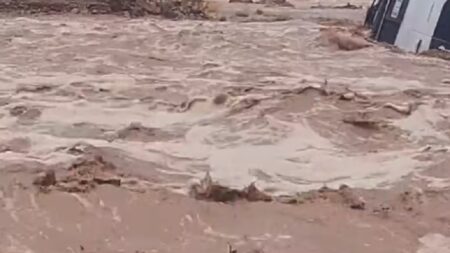 أمطار غزيرة تقطع الطرق في الجنوب الشرقي وتحاصر شخصا وسط سيارة إسعاف