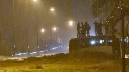 عاجل : السيول الجارفة تحاصر عشرات الركاب داخل حافلة بطاطا