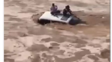 عاجل : السيول تحاصر أشخاصا داخل سيارة بواد تگجكالت تمنارت بطاطا