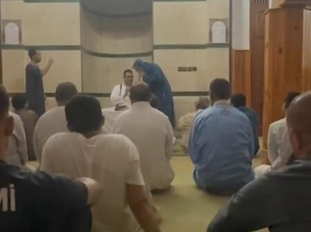 دكتور فرنسي يعتنق الإسلام بأحد المساجد بأيت ملول في أجواء مفعمة بالإيمان.