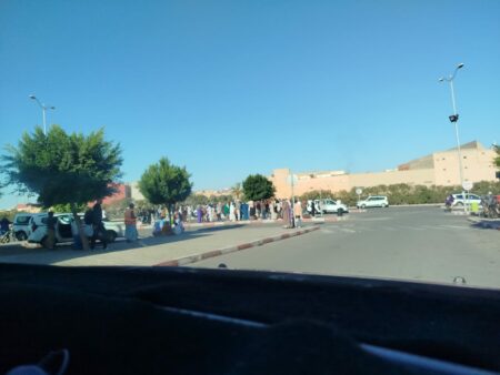 طوابير الانتظار الطويلة في محطة تزنيت: نقص الطاكسيات يضاعف معاناة الركاب والطلبة