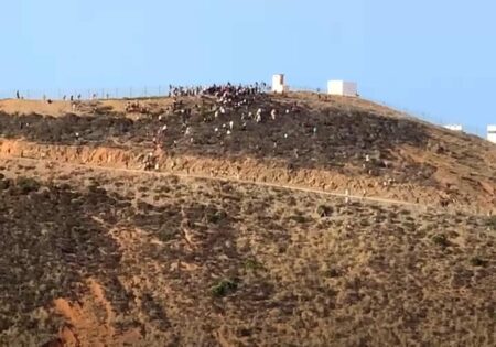 محاولة "الحراكة" اقتحام سبتة المحتلة، تنتهي بوفاة شاب، و أمه تنهار بالبكاء.