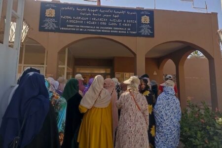 أمهات غاضبات في احتجاج أمام المديرية الإقليمية للتربية الوطنية بتزنيت
