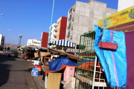 أكادير : استمرار احتلال الملك العمومي من طرف التجار يثير غضب مواطنين، وسط مطالب بحملة تحرير واسعة