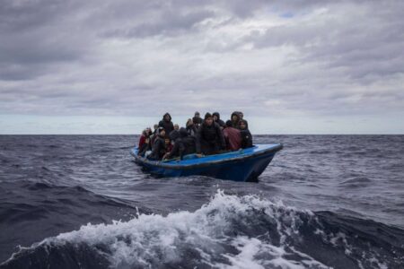 ضبط 20 مرشحا للهجرة السرية بأماكن متفرقة بأكادير، ينتهي بتوقيف شابين لهما علاقة بشبكة إجرامية. ضبط 20 مرشحا للهجرة السرية بأماكن متفرقة بأكادير، ينتهي بتوقيف شابين لهما علاقة بشبكة إجرامية.