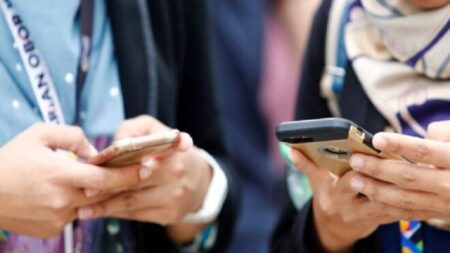 جمعيات الآباء تطالب بمنع استخدام الهواتف في المدارس لحماية للتلاميذ