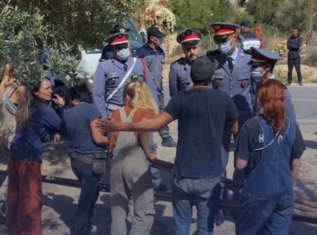 السلطات تتخذ قرارا جديدا في حق الفرنسية التي واجهت عمليات مكافحة الكلاب الضالة شمال مدينة أكادير السلطات تتخذ قرارا جديدا في حق الفرنسية التي واجهت عمليات مكافحة الكلاب الضالة شمال مدينة أكادير