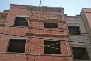 سقوط مروع من بناية في طور البناء ينهي حياة عامل بناء. 7 573825131d5