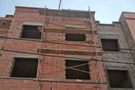 سقوط مروع من بناية في طور البناء ينهي حياة عامل بناء.