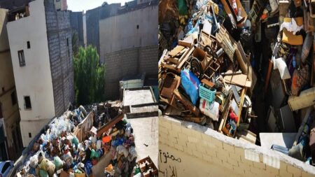 أكادير : أكوام من النفايات تؤرق ساكنة بلوك 1 بحي بنسركاو، وسط مطالب بتدخل الجهات الوصية