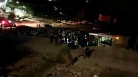 إنقلاب حافلة بمنحدر خطير، يسفر عن العشرات من الإصابات. إنقلاب حافلة بمنحدر خطير، يسفر عن العشرات من الإصابات.