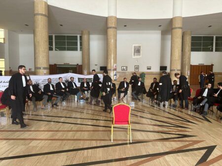 أكادير : المحامون الشباب يلتئمون في اعتصام أمام محكمة الإستئناف .