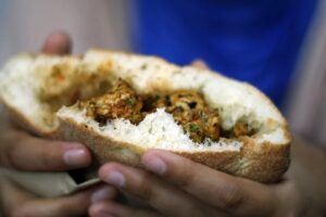 تفتيش محلات بيع المأكولات والوجبات السريعة يسفر عن حجز مواد غذائية وزيوت فاسدة 9 fast food112