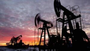 النفط يتأرجح بين الصعود والهبوط: التوترات في الشرق الأوسط تهز الأسواق 1 petrol