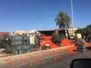 انقلاب شاحنة كبيرة محملة بالطماطم ضواحي أكادير.