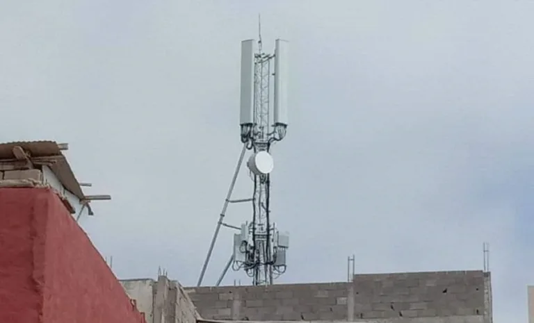 تثبيت لاقط هوائي وسط تجمع سكاني شمال مدينة أكادير يثير غضب مواطنين