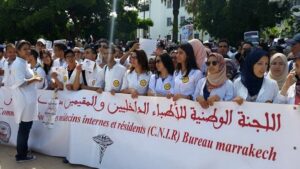 الأطباء الداخليون و المقيمون يدقون ناقوس الخطر ويلوحون بالتصعيد.