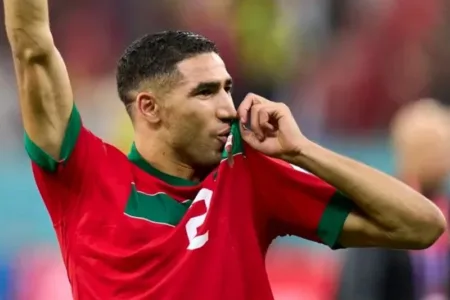 أشرف حكيمي يغادر معسكر الأسود، و يغيب عن مواجهة المنتخب المغربي لمنتخب ليسوتو.