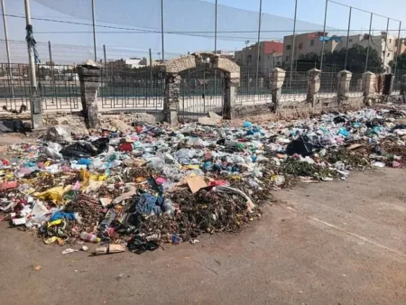 أكادير: وضعية ملعب للقرب تثير حفيظة مواطنين بعد تحويل محيطه إلى مرتع للأزبال والنفايات