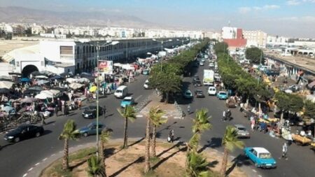 إنزكان: تحويل ساحة تاريخية إلى موقف للسيارات يواصل إثارة الجدل، وفعاليات جمعوية تنتفض ضد القرار
