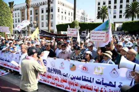 المتقاعدون يطالبون بتحسين أوضاعهم الاقتصادية، ويدعون الحكومة إلى الالتزام بالاتفاقات السابقة المتقاعدون يطالبون بتحسين أوضاعهم الاقتصادية، ويدعون الحكومة إلى الالتزام بالاتفاقات السابقة