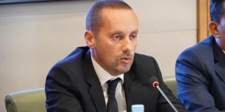 الصيادلة يراسلون وزارة الصحة لوقف نشاط “صيدليات الإنترنت”. الصيادلة يراسلون وزارة الصحة لوقف نشاط "صيدليات الإنترنت".