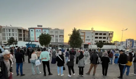 أكادير: ساكنة تيكوين تشكو معاناة يومية مع وسائل النقل، وتطالب بحلول عاجلة للمشكل المتفاقم