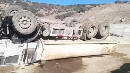 مصرع شخص إثر انقلاب شاحنة محملة بالماء