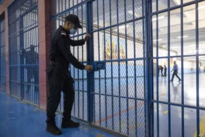 تحسين أوضاع موظفي السجون: الحكومة تصادق على نظام أساسي جديد