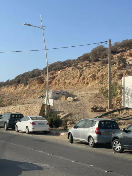 أكادير : خيمة عشوائية بتغازوت بأكادير يسكنها شخص غريب يعترض السياح الأجانب.